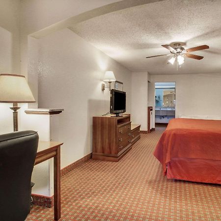 Quality Inn & Suites Clinton Bagian luar foto