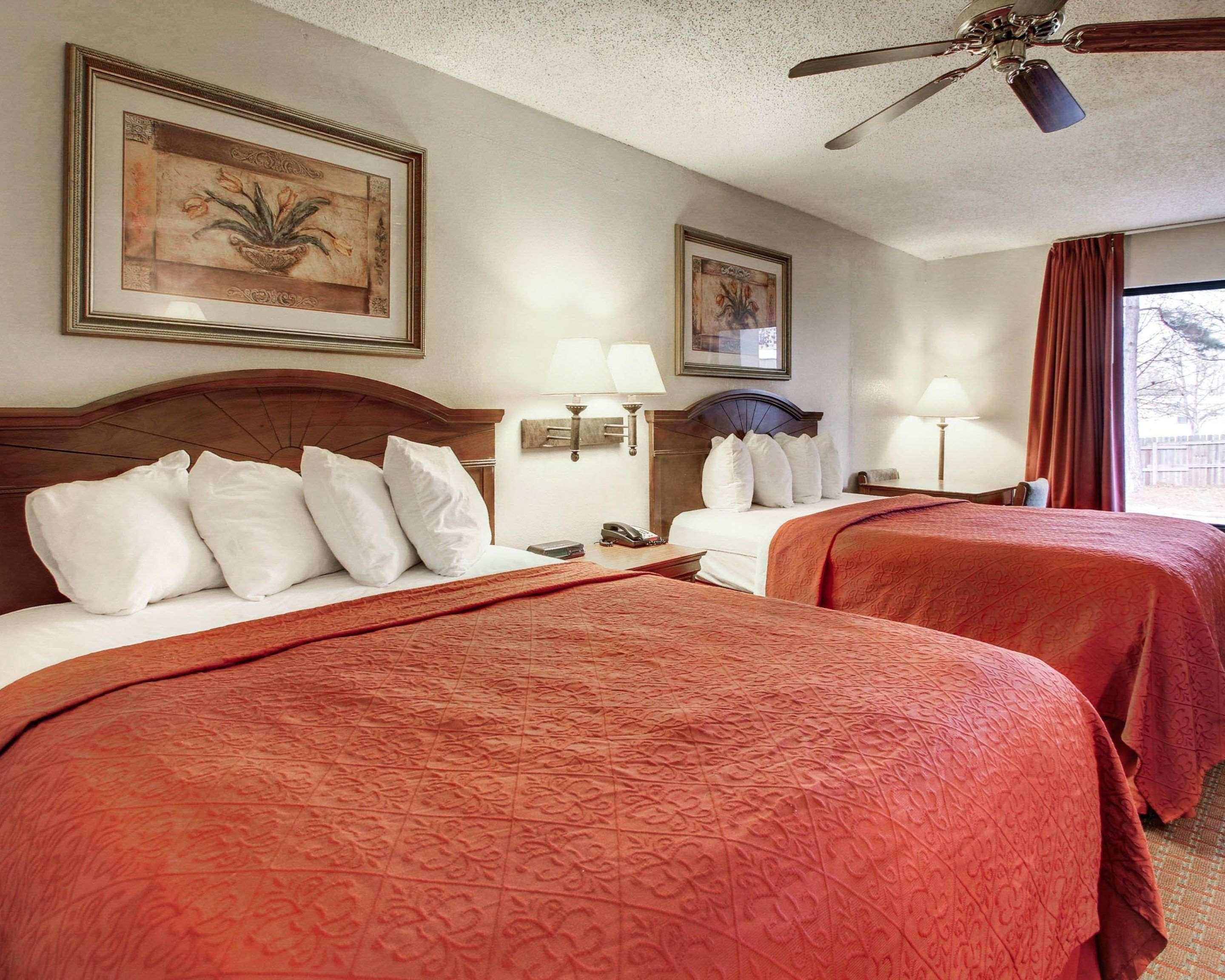 Quality Inn & Suites Clinton Bagian luar foto