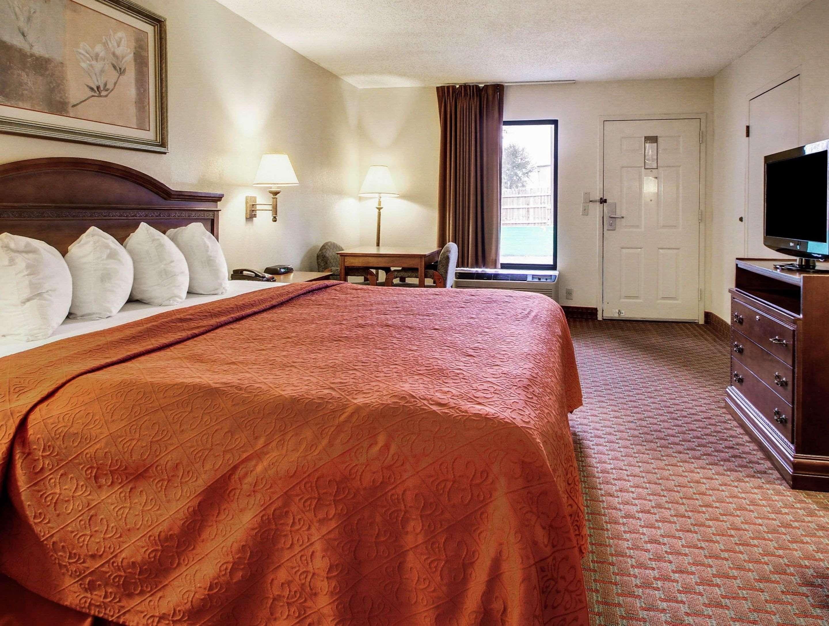 Quality Inn & Suites Clinton Bagian luar foto