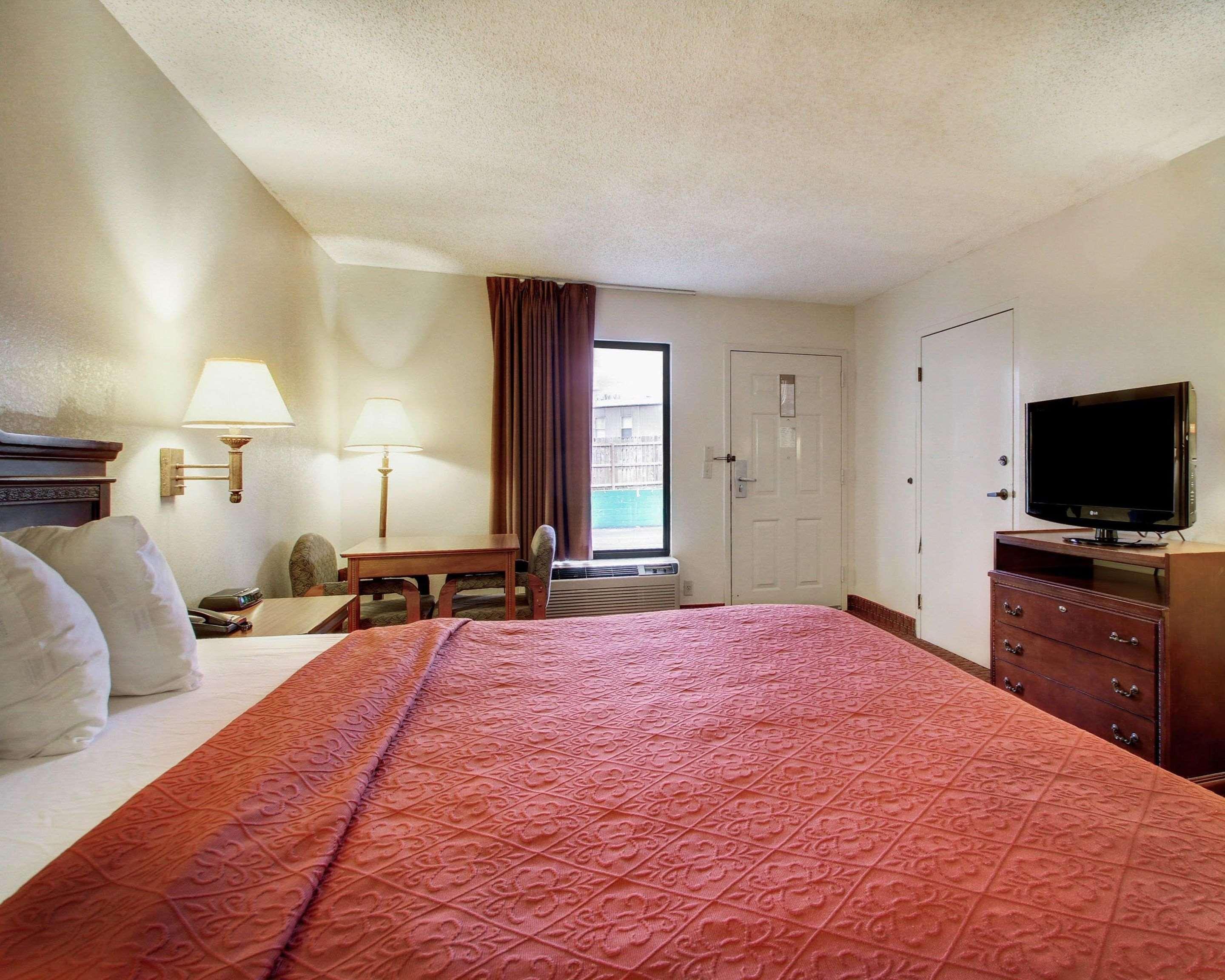 Quality Inn & Suites Clinton Bagian luar foto