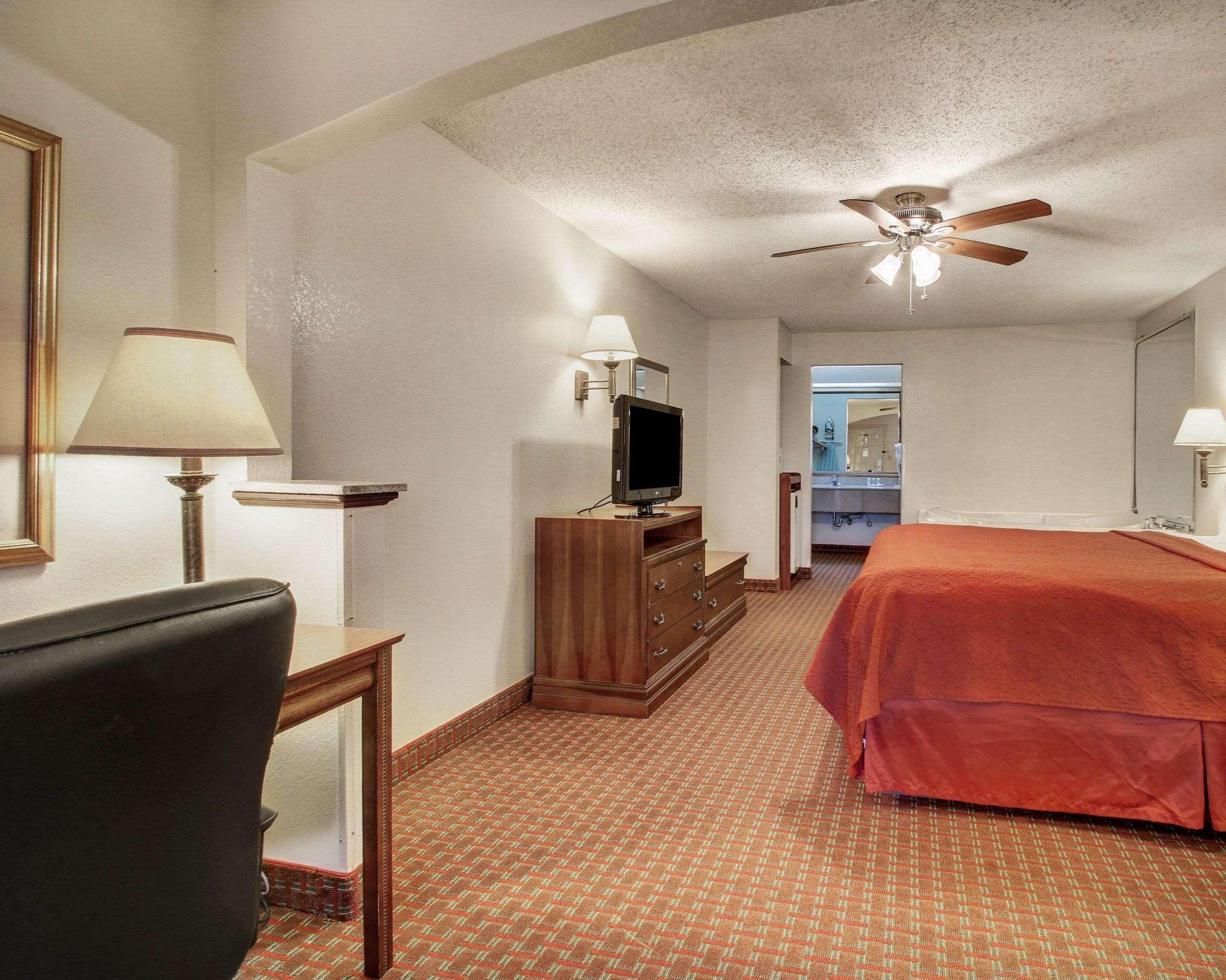 Quality Inn & Suites Clinton Bagian luar foto