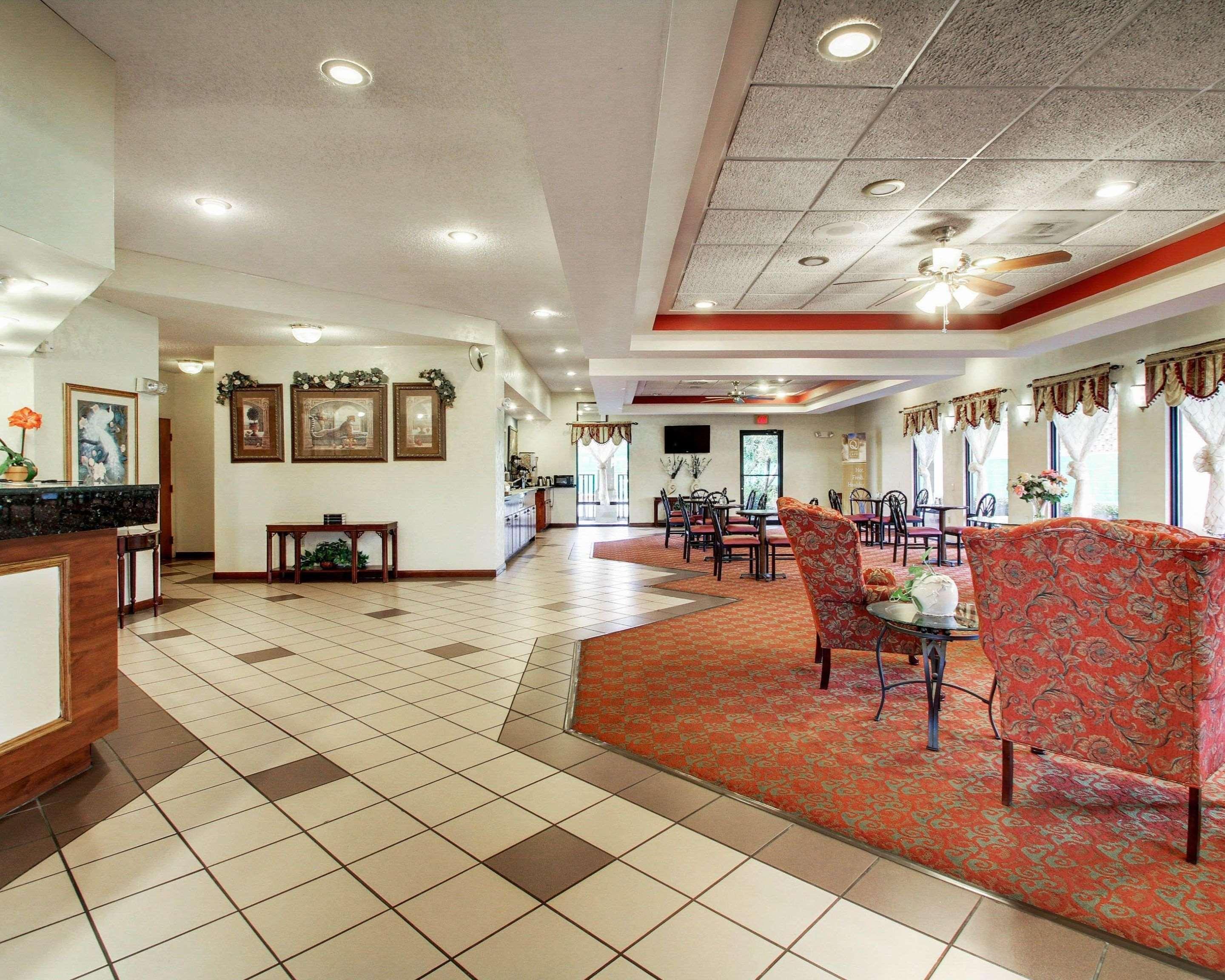 Quality Inn & Suites Clinton Bagian luar foto