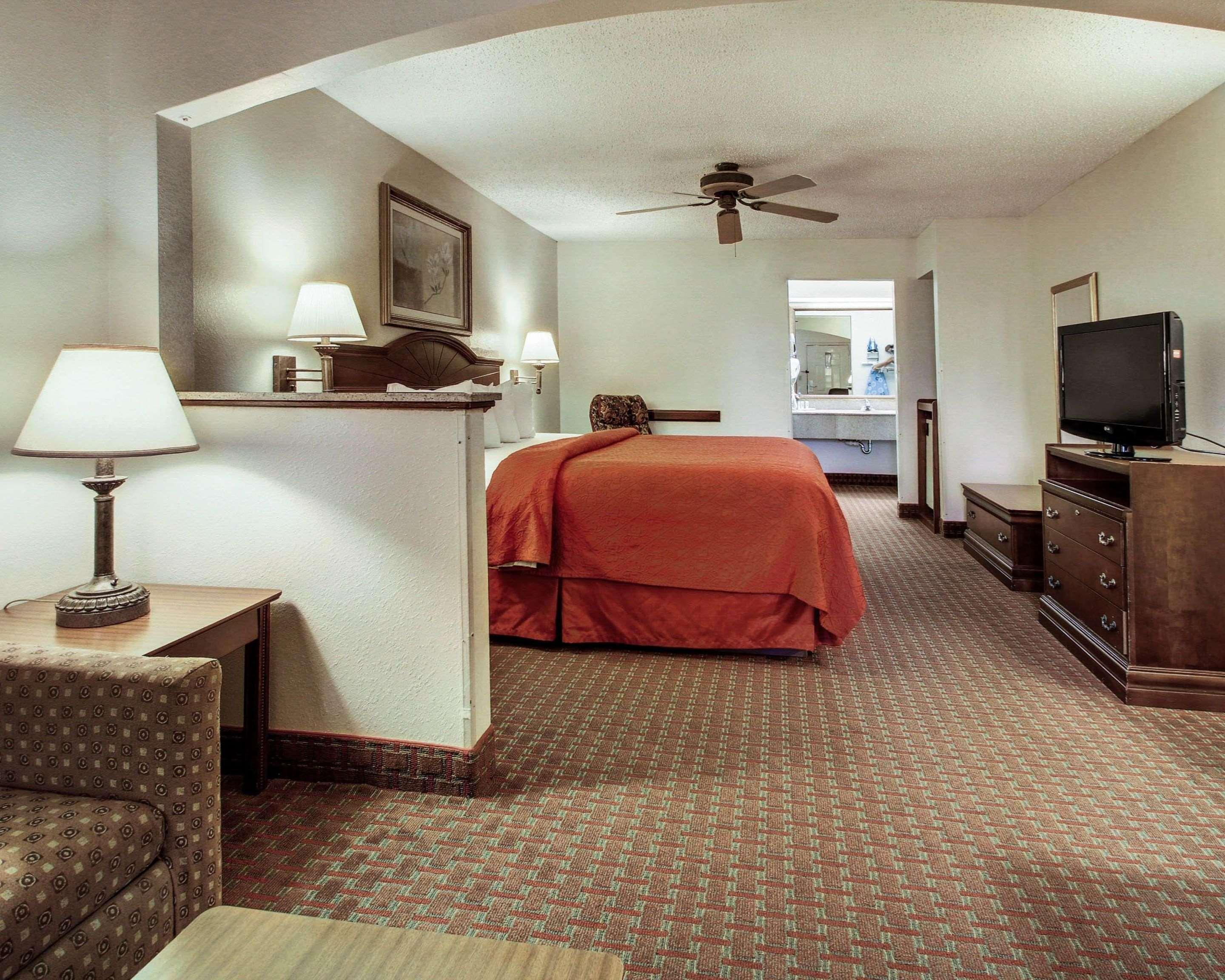 Quality Inn & Suites Clinton Bagian luar foto