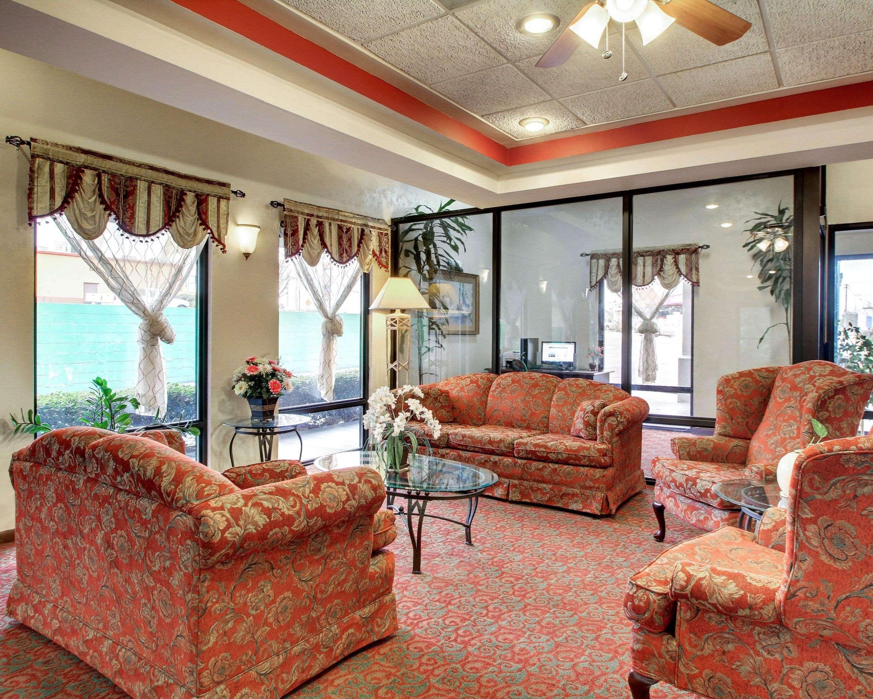 Quality Inn & Suites Clinton Bagian luar foto