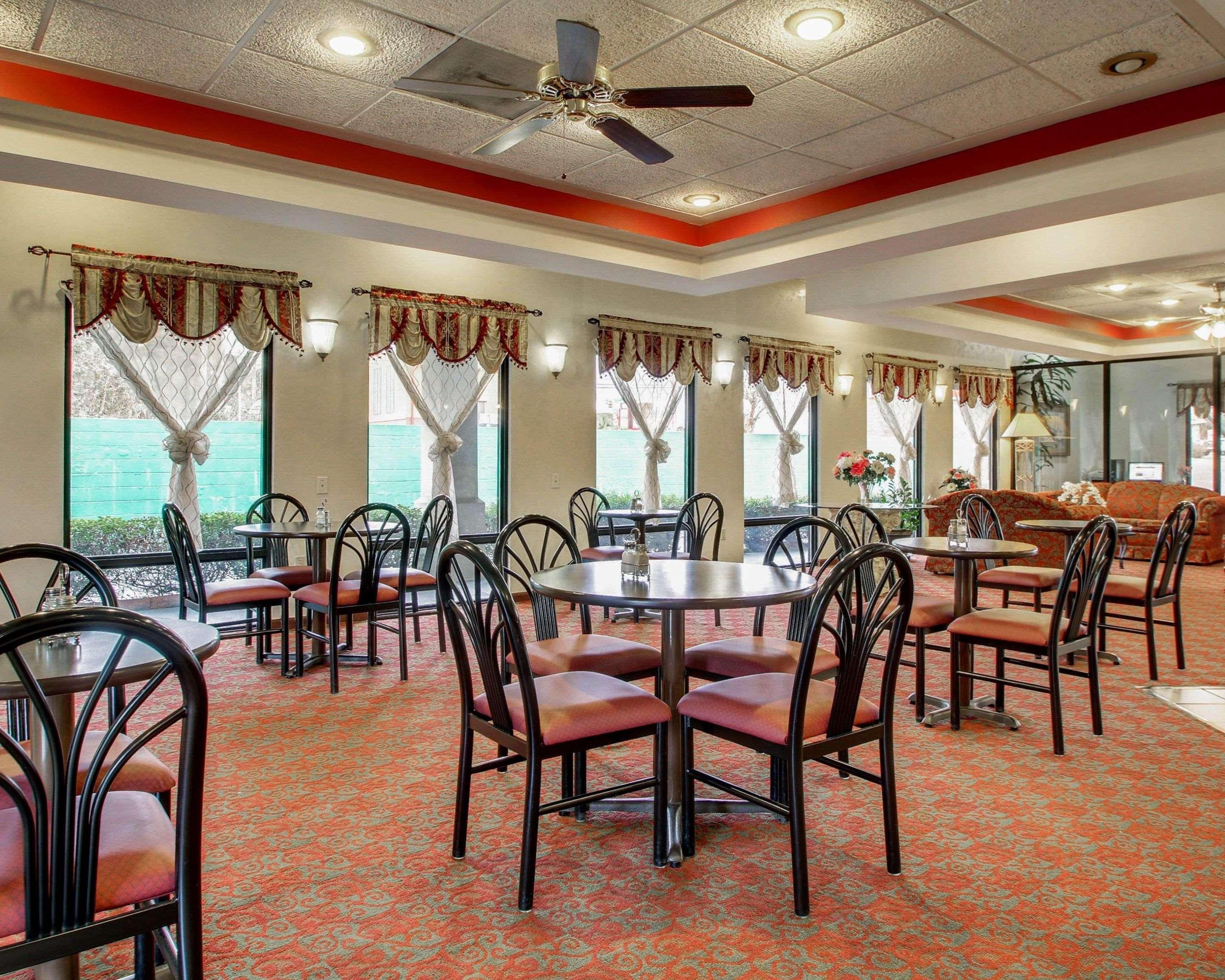 Quality Inn & Suites Clinton Bagian luar foto