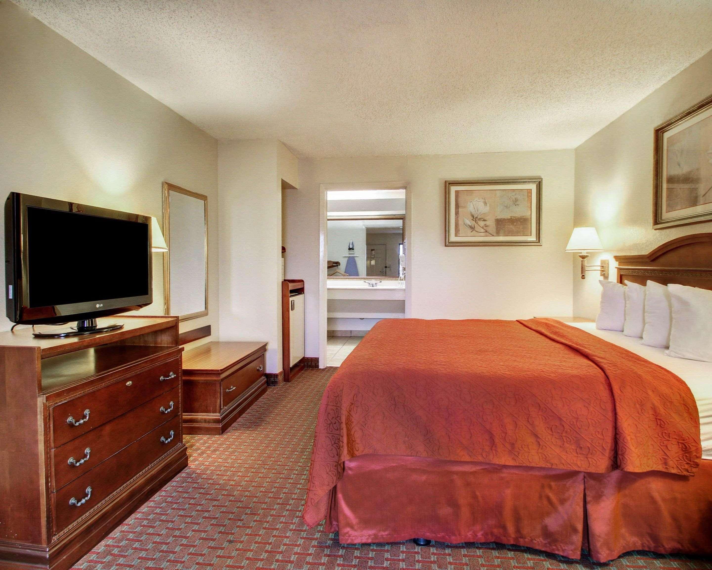 Quality Inn & Suites Clinton Bagian luar foto