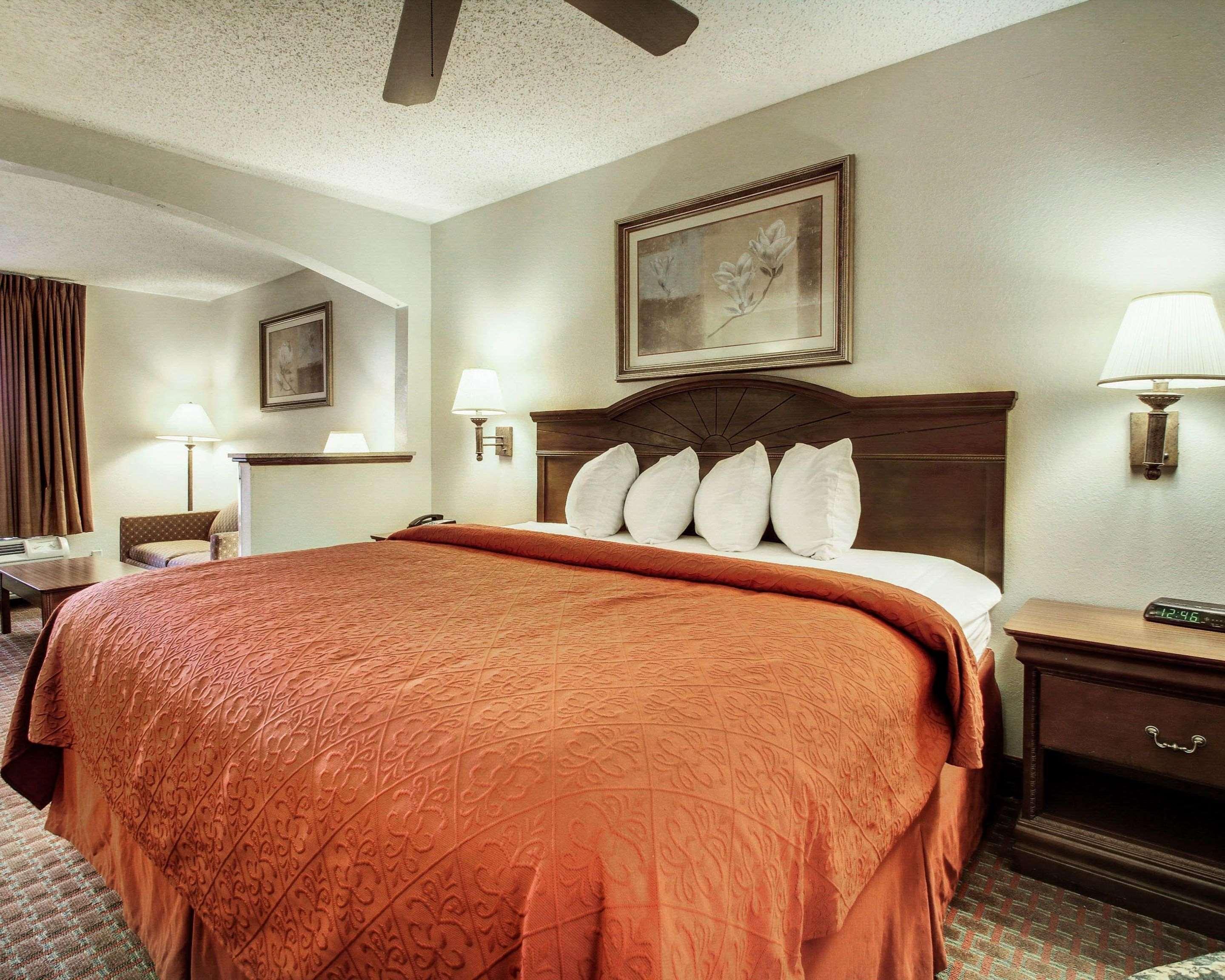 Quality Inn & Suites Clinton Bagian luar foto