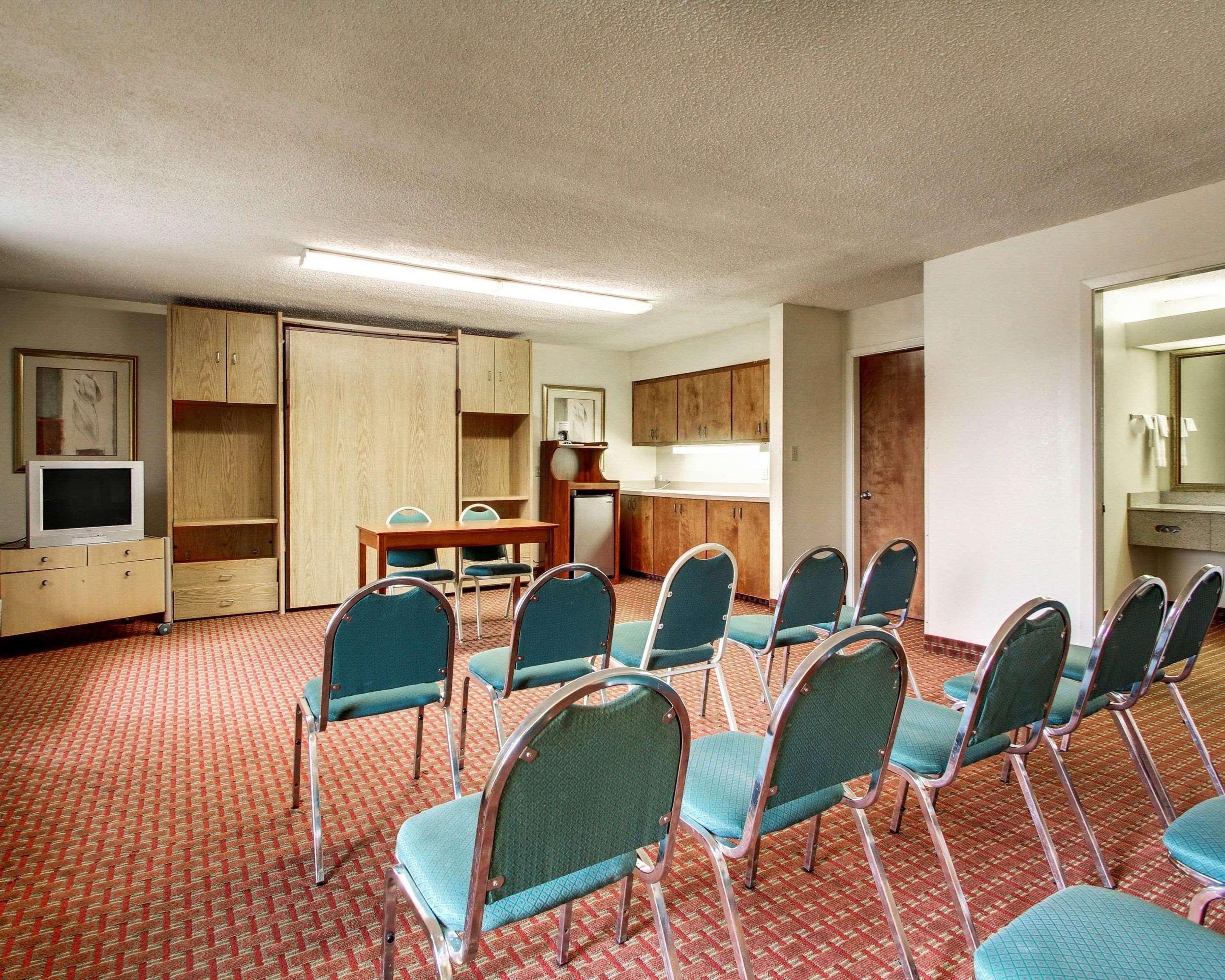 Quality Inn & Suites Clinton Bagian luar foto