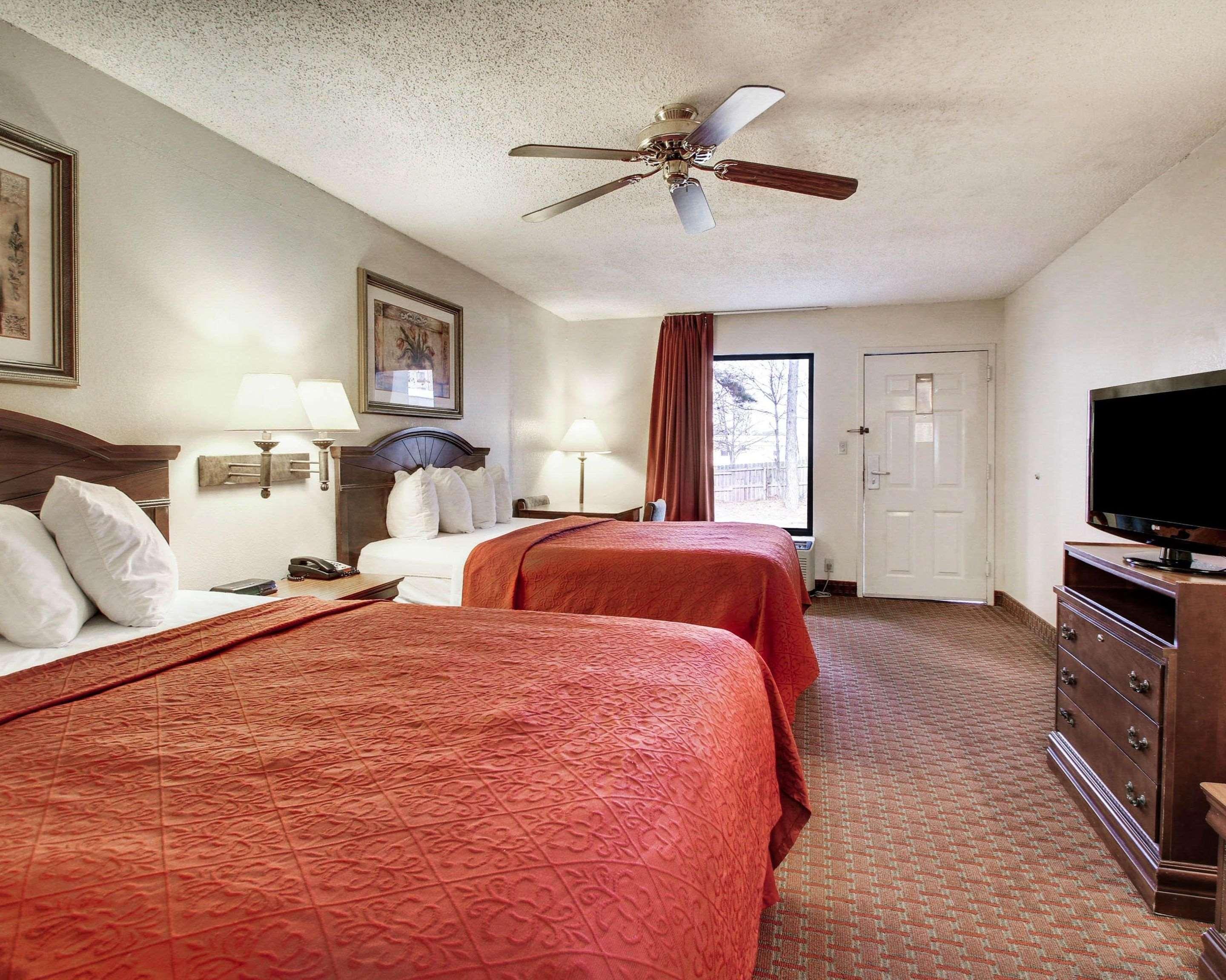 Quality Inn & Suites Clinton Bagian luar foto