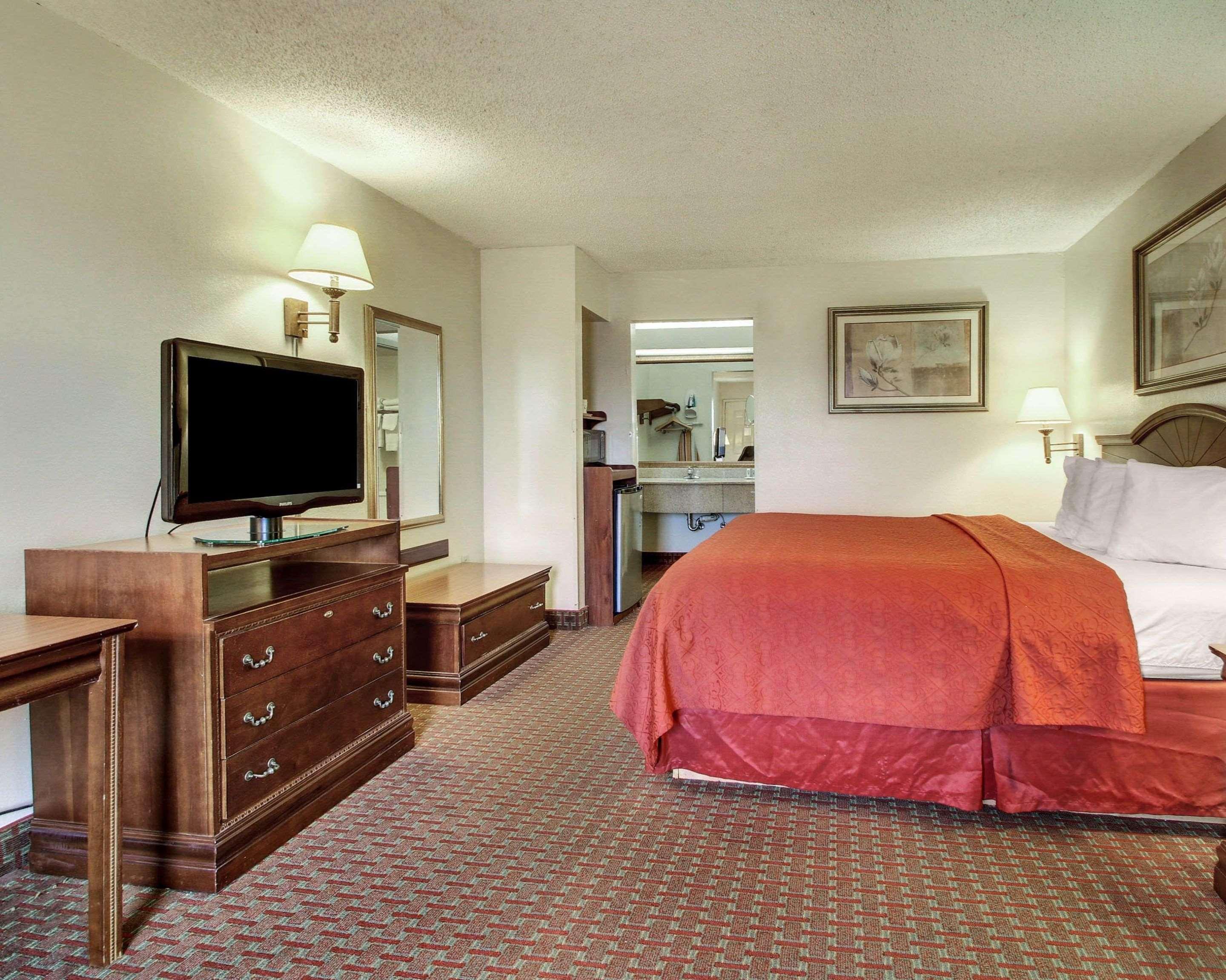 Quality Inn & Suites Clinton Bagian luar foto