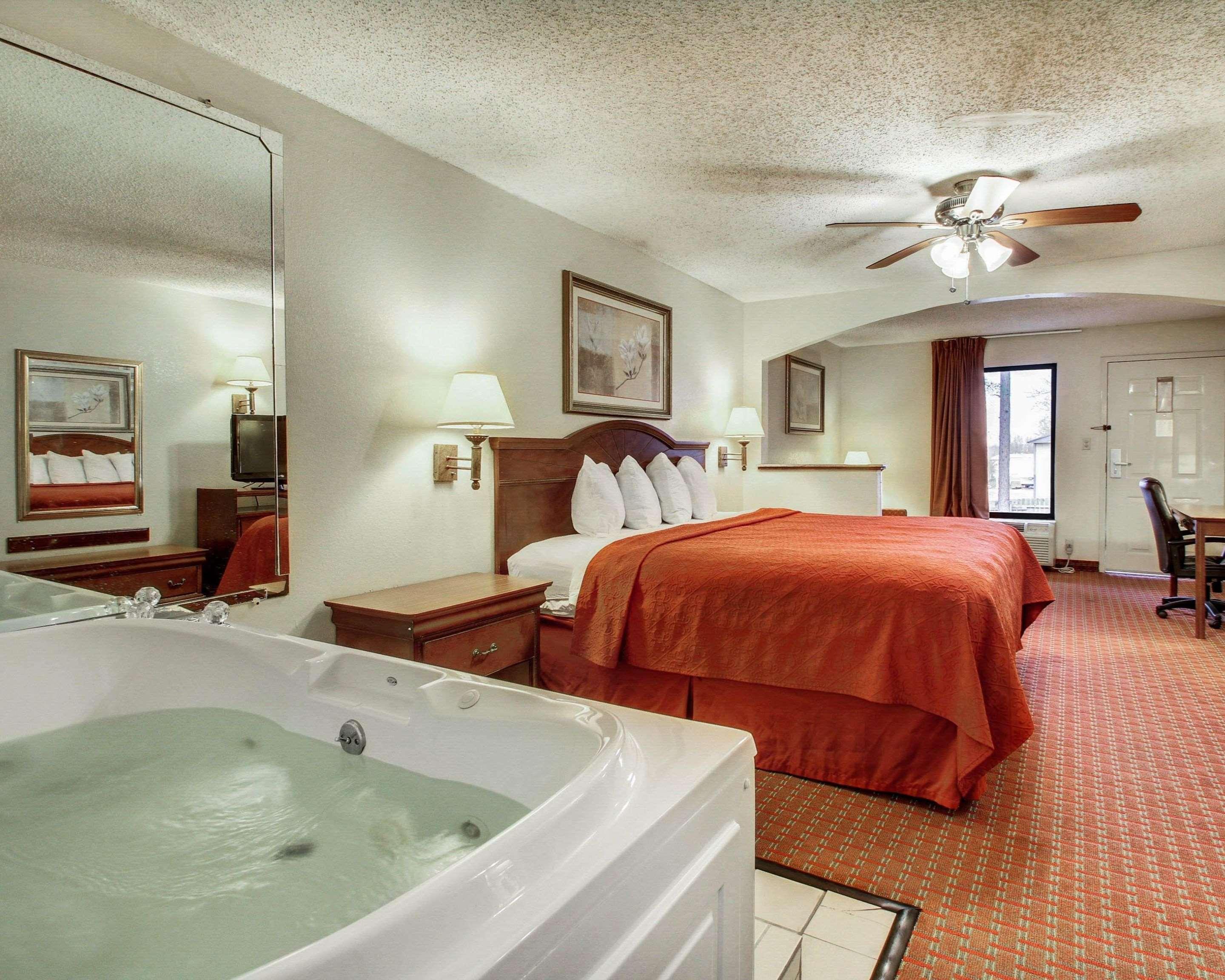 Quality Inn & Suites Clinton Bagian luar foto
