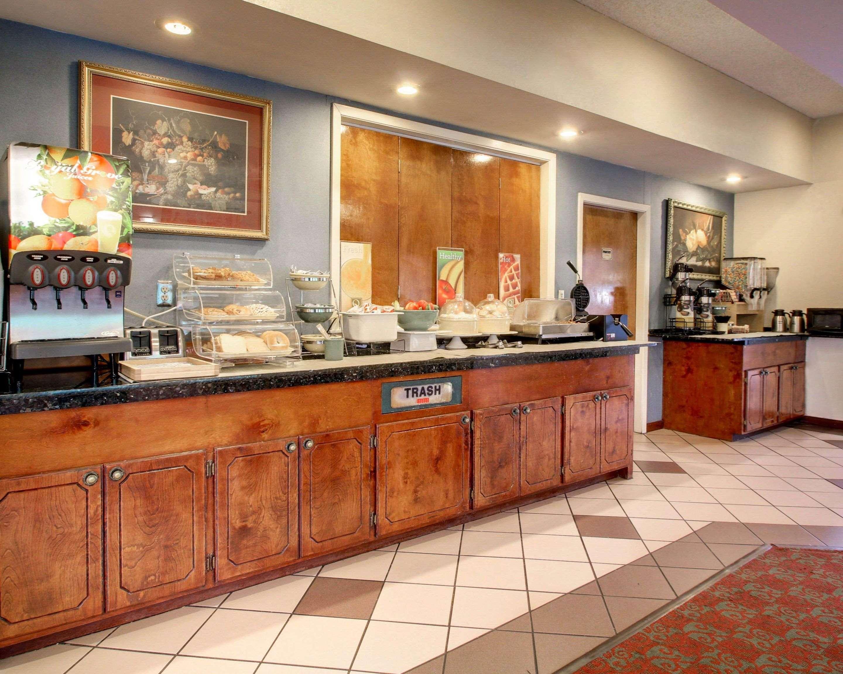 Quality Inn & Suites Clinton Bagian luar foto